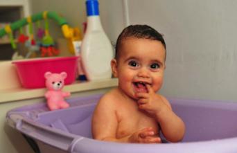 Hygiène pour bébé : un produit sur deux contient des substances toxiques 
