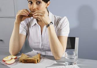 Déjeuner au bureau trop souvent ferait grossir 