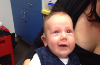 Vidéo : le sourire du petit Lachlan qui entend pour la première fois 