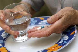 Cholestérol : faut-il prescrire des statines à tous les seniors ?