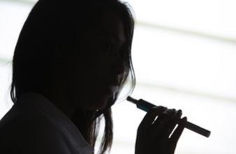 E-cigarette : est-elle vraiment plus cancérigène que le tabac ?