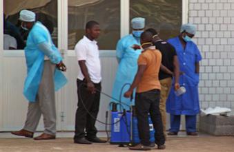Ebola : les médecins se battent contre la méfiance de la population