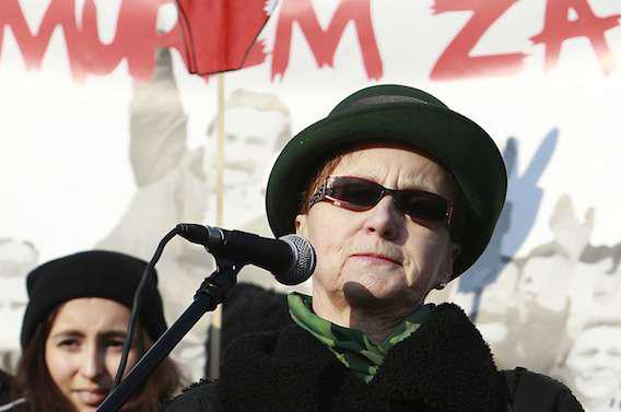 IVG menacée en Pologne : les épouses de présidents protestent