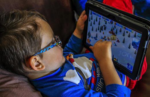 Tablettes et smartphones nuisent au sommeil des enfants