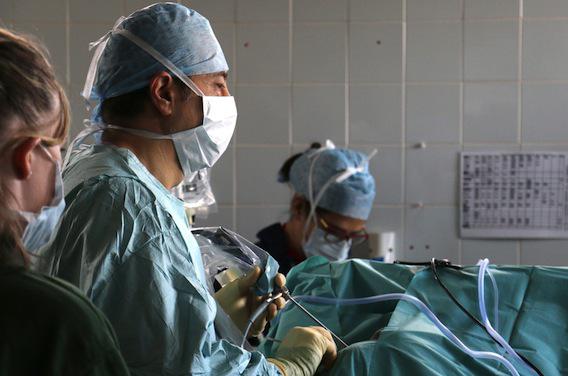 Smartphone au bloc opératoire : les chirurgiens se défendent