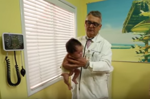 Un pédiatre américain calme les pleurs des bébés en 10 secondes