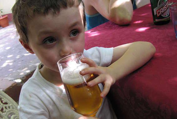Alcool : les enfants de trois ans, déjà fins connaisseurs