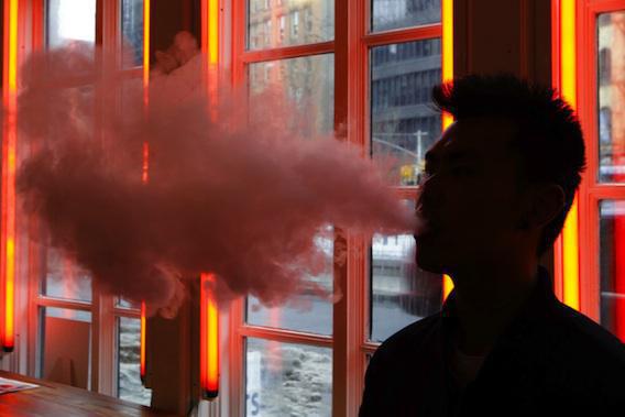 E-cigarette : le vapotage au travail interdit dans « quelques semaines »