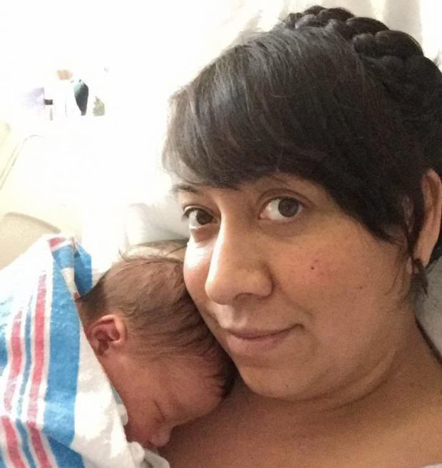 Contraception : un nouveau-né pose avec le stérilet de sa mère
