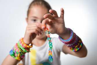 Bracelets Rainbow loom : alerte au risque d'ingestion chez les enfants
