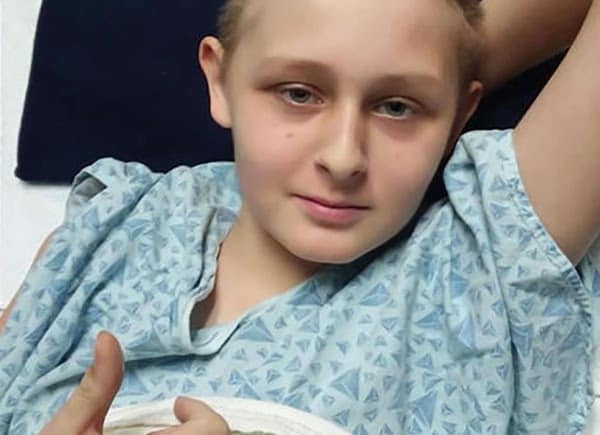 Jugé cliniquement mort, un adolescent sort du coma avant que les médecins le débranchent