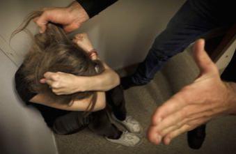 Violences conjugales : 500 téléphones d'alerte distribués à des femmes 