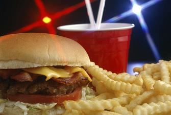 Surpoids : habiter près de fast-food pèse sur la balance