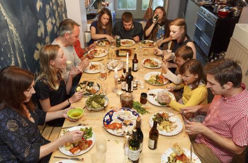 Un repas en famille par jour réduit le risque d’obésité