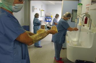Pose d\'un cathéter : 1 infirmier sur 5 ne se lave pas les mains