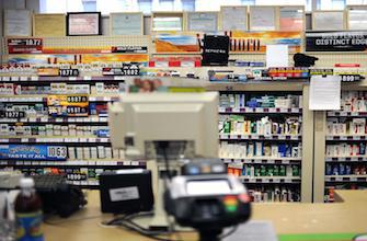 Les pharmacies américaines CVS renoncent aux cigarettes   