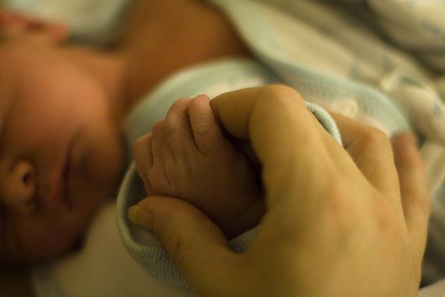 Jumeau parasite : un bébé naît avec un foetus dans l'estomac