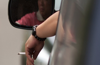 Les Anglais comptent interdire le tabac au volant en présence d'enfants