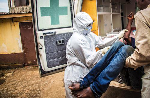 Ebola : le nombre de nouveaux cas au plus bas depuis cet été