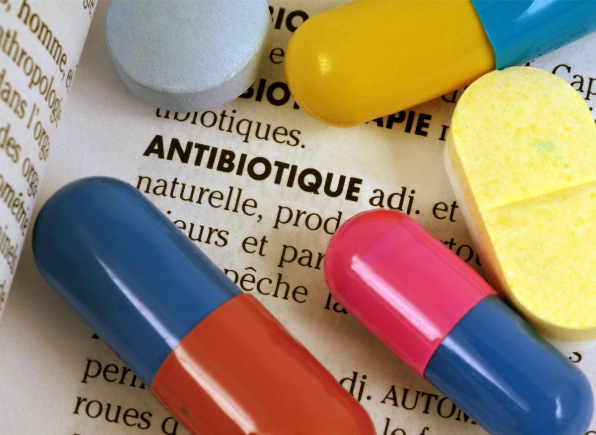 De faibles doses d’antibiotiques modifieraient le microbiote intestinal 