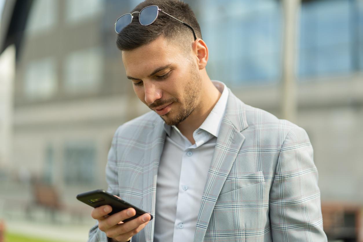 Les accros des textos risquent-ils vraiment des lésions cervicales ?