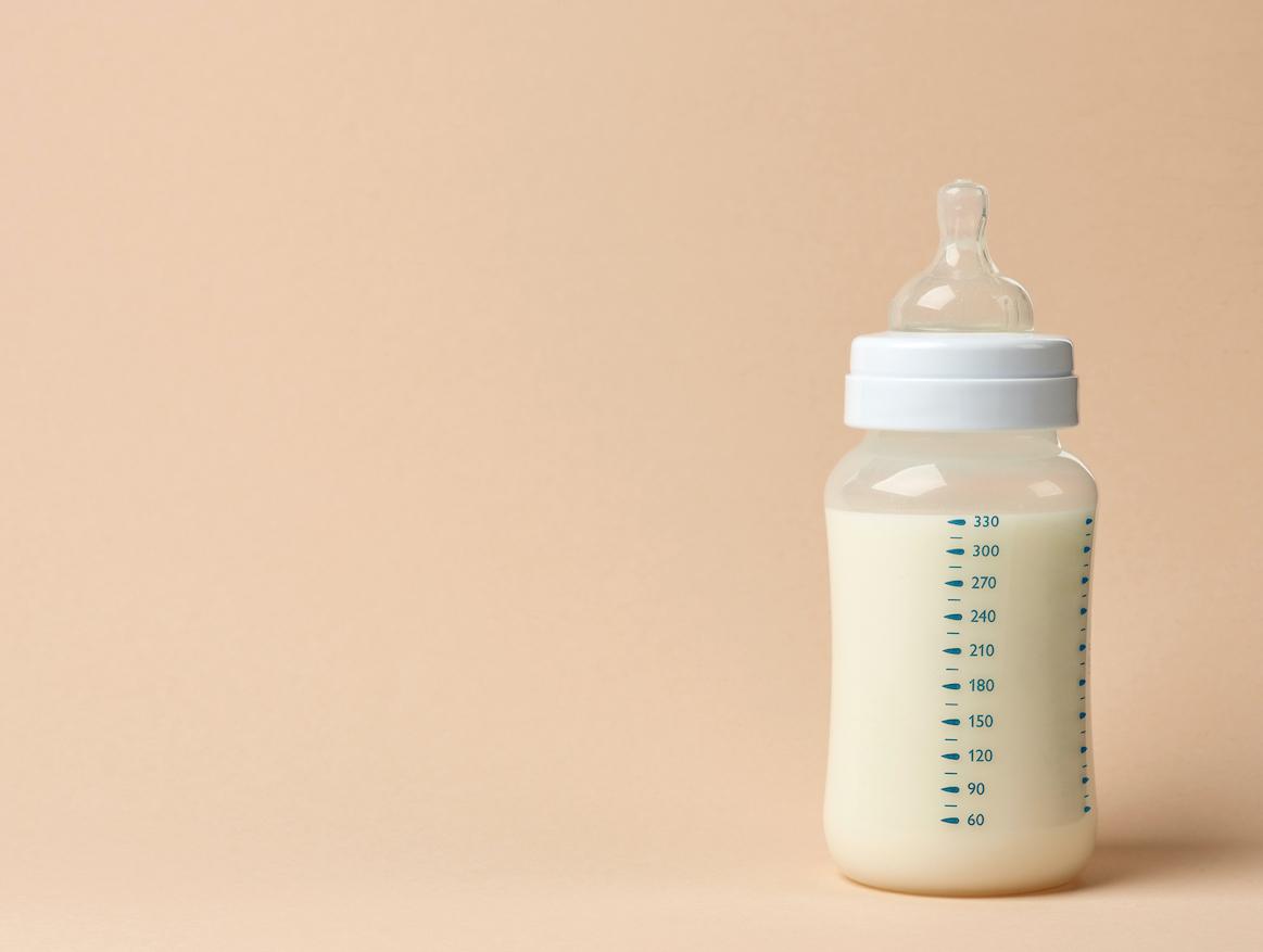 Les bébés nourris aux biberons ingèrent des millions de microplastiques chaque jour