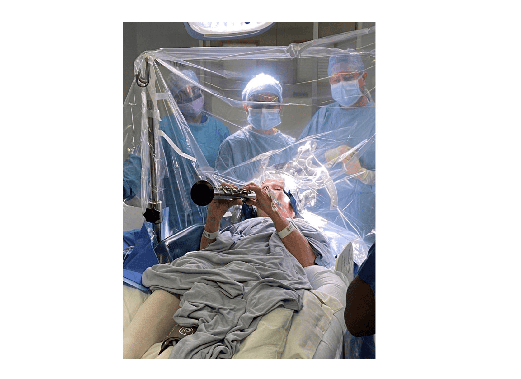 Parkinson : elle joue de la clarinette pendant son opération du cerveau