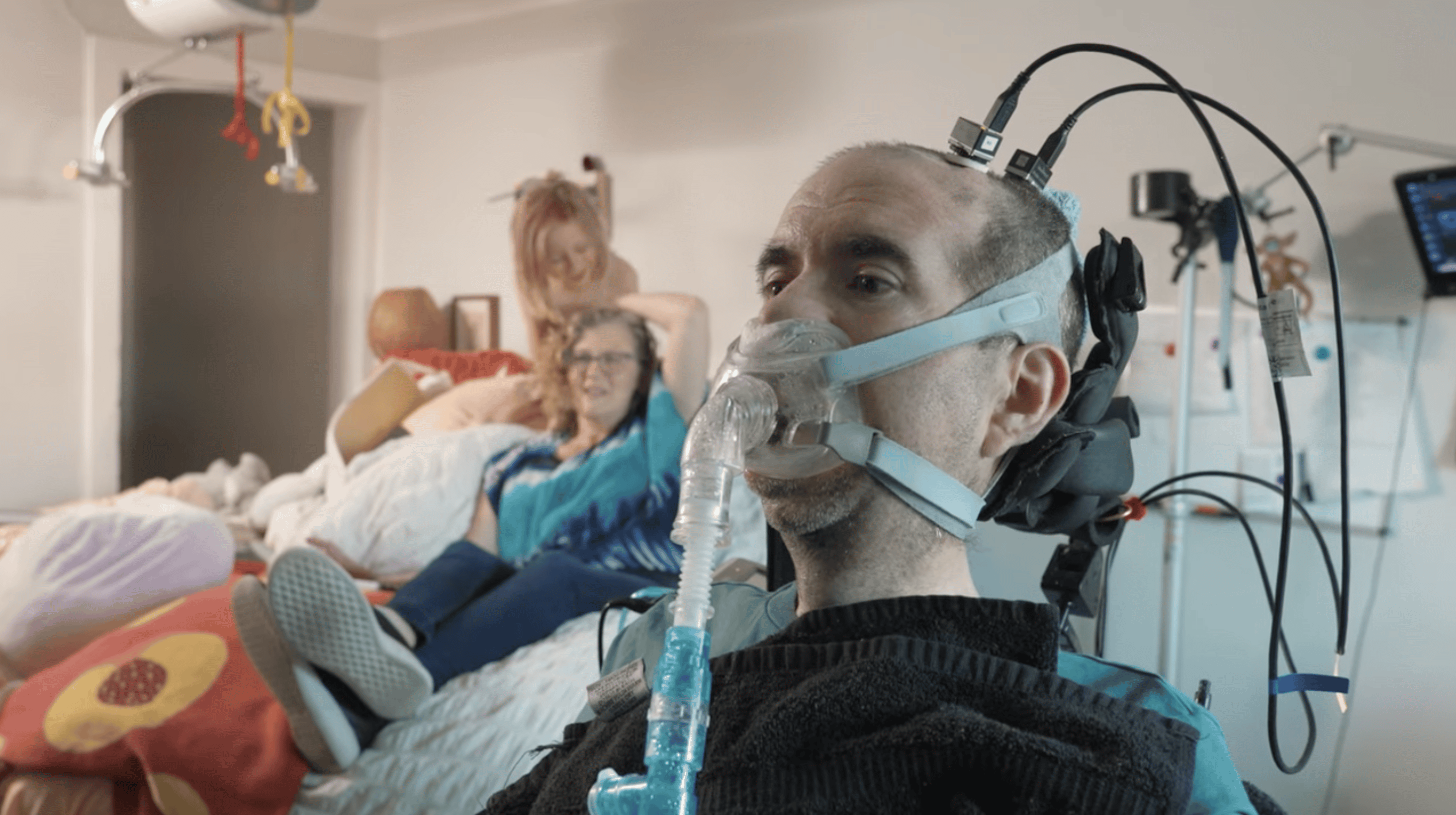 Maladie de Charcot : grâce à un implant cérébral, il retrouve sa voix et son autonomie