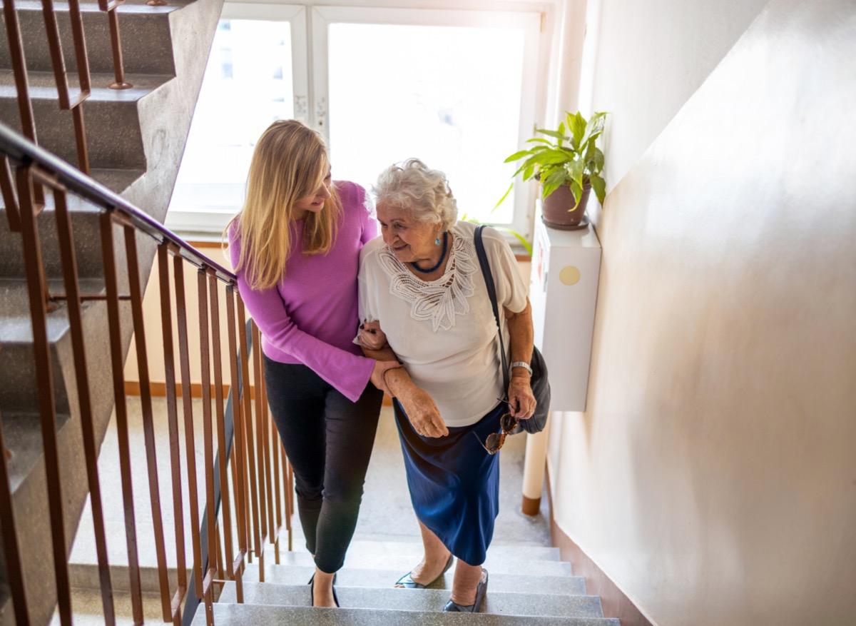 Covid-19 : un risque de décès plus élevé pour les personnes âgées qui vivent seules 