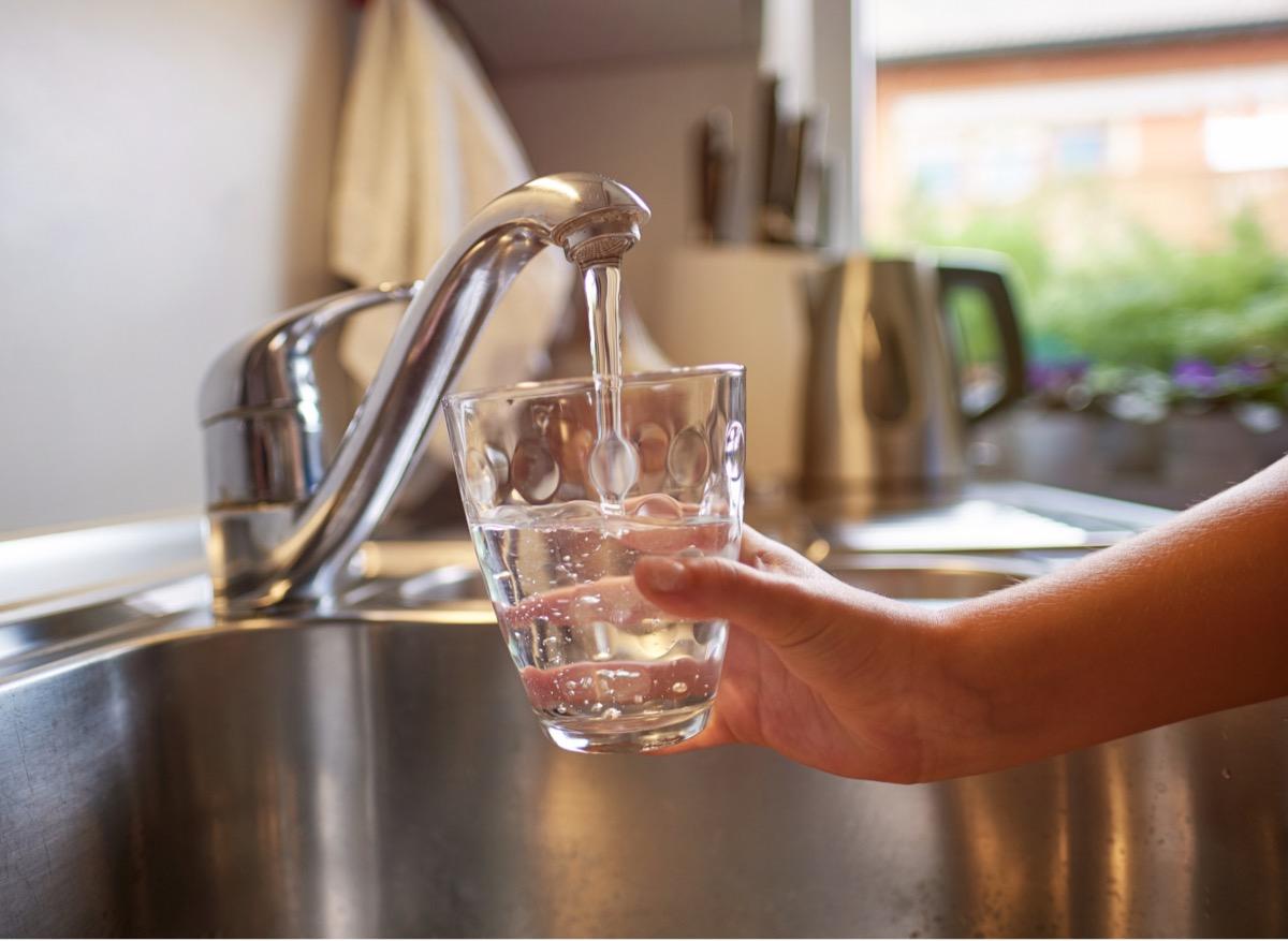 Maux de ventre et troubles intestinaux : l’ARS déconseille de boire l’eau du robinet à Grasse 