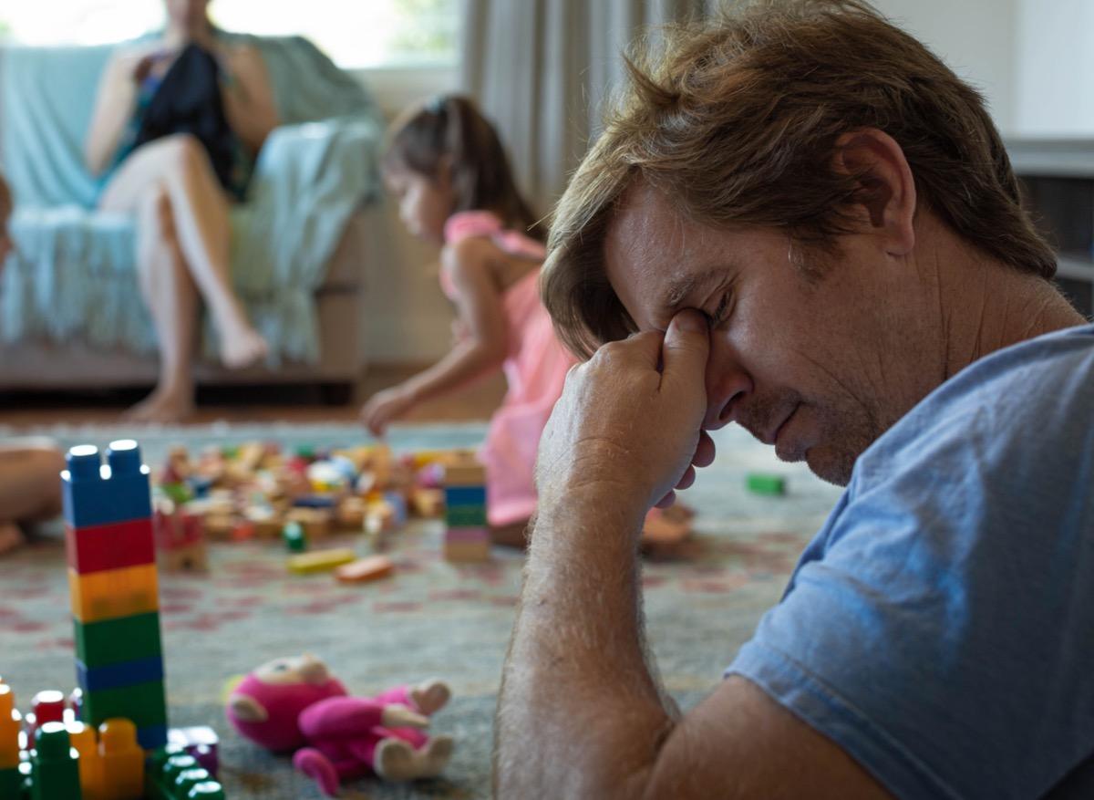 Dépression post-partum : les hommes peuvent être touchés aussi 