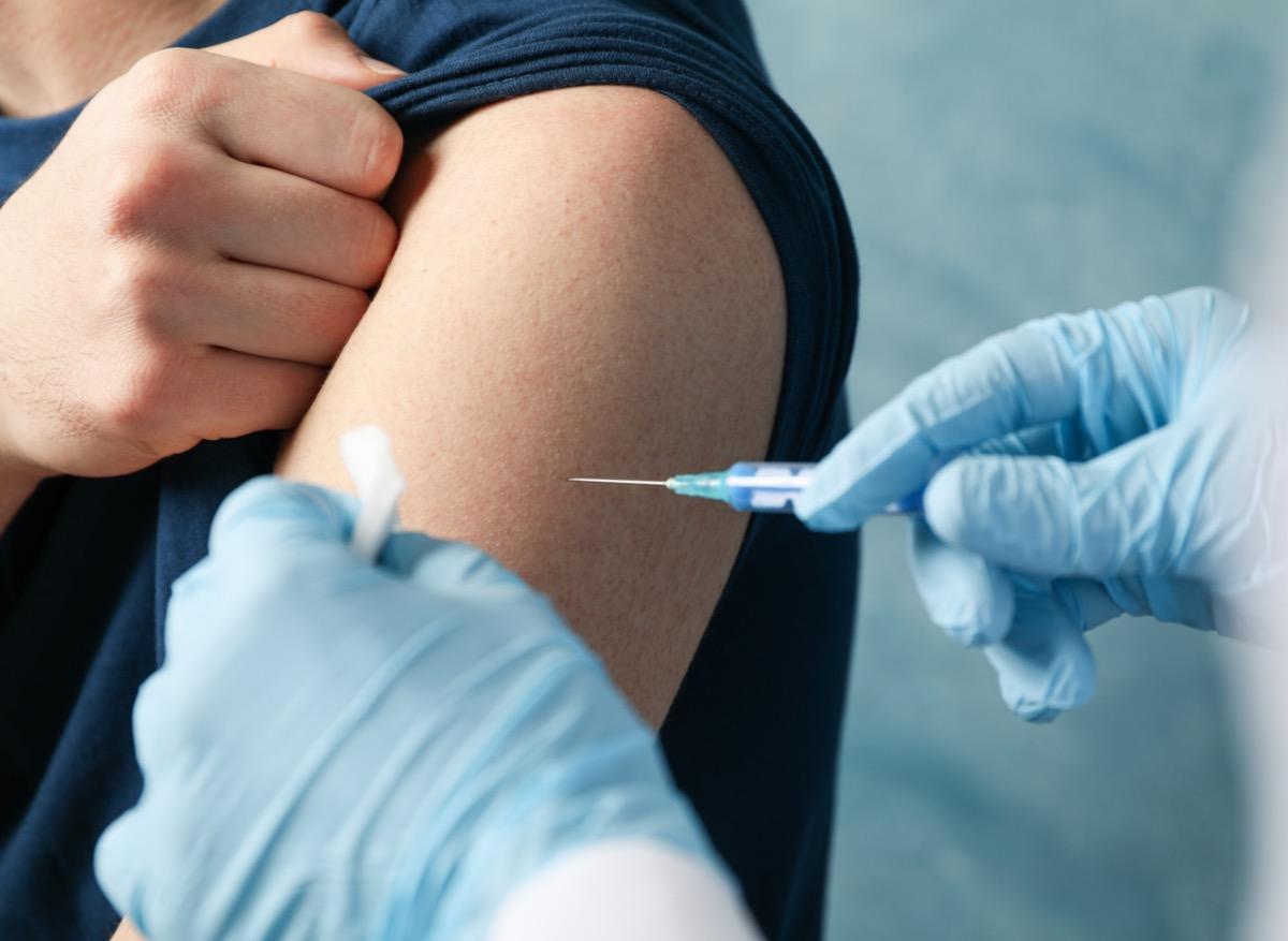 Covid-19 : les personnes non-vaccinées ont deux fois plus de risques d’être ré-infectées 