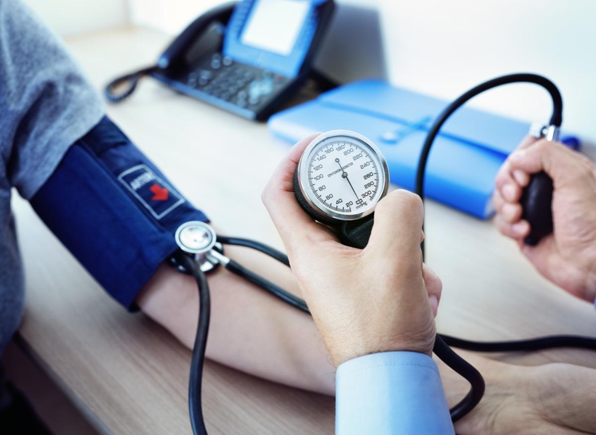 Hypertension artérielle : des causes différentes chez les hommes et les femmes 