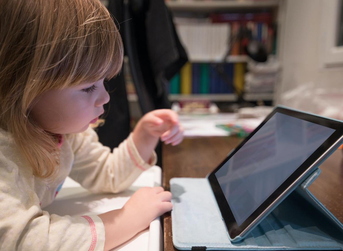 Télé et tablette pour les enfants : à quel âge et combien de temps ?