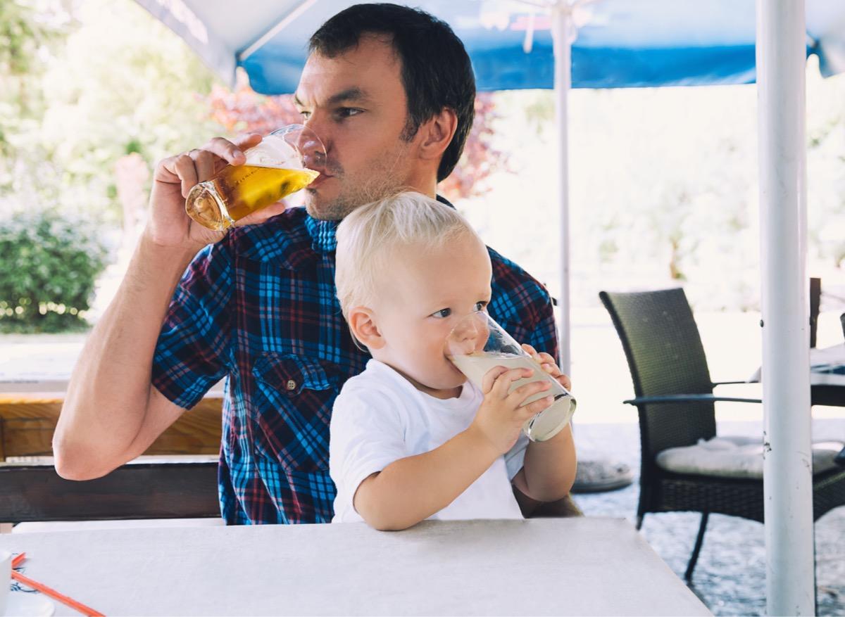La consommation d’alcool du père a des conséquences sur l’enfant 