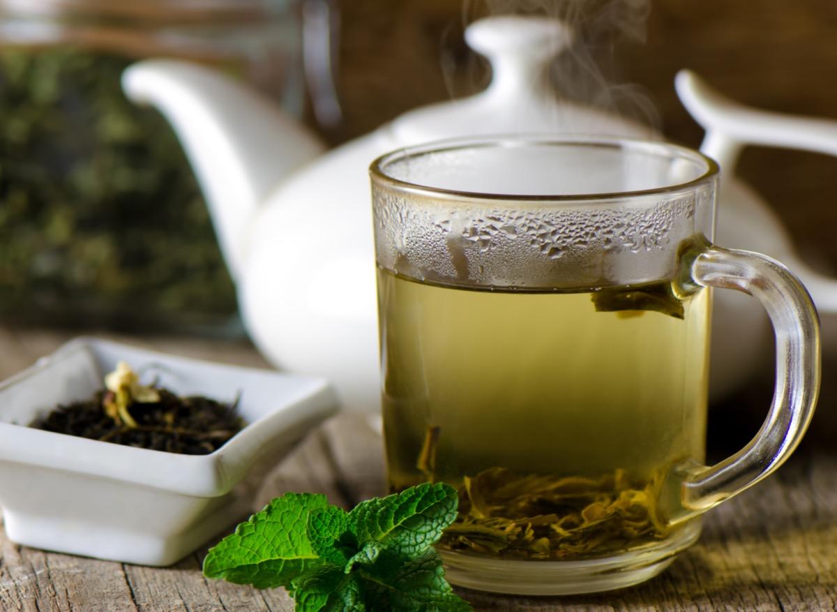 Comment boire du thé vert réduit le risque de décès des survivants d'un AVC