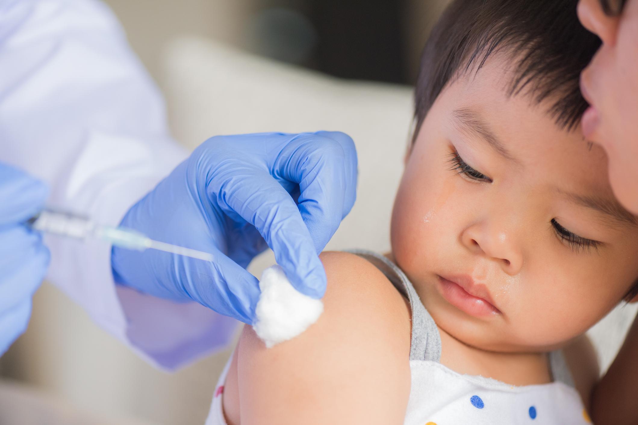 Vaccins : le mode d'accouchement influencerait la réponse immunitaire des bébés