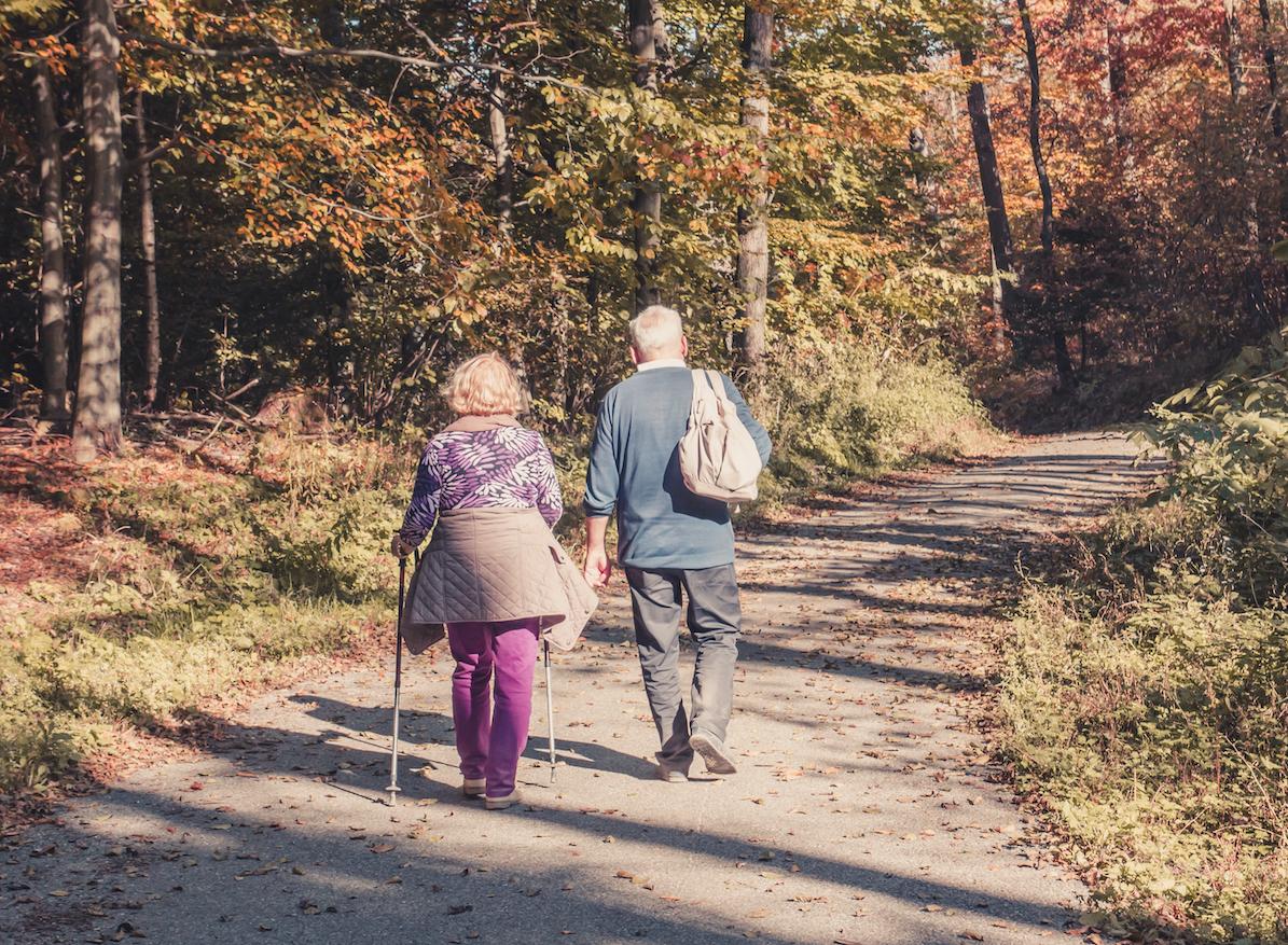 Marcher à deux est bon pour la santé des personnes âgées