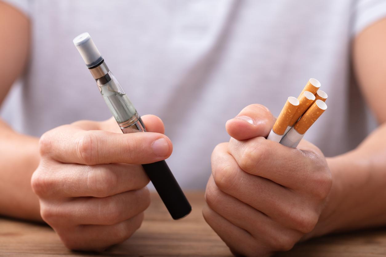 AVC : un risque accru chez les fumeurs de cigarettes traditionnelles et électroniques 