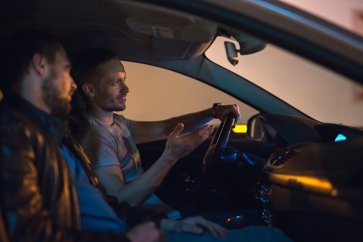 Parler au volant serait plus risqué qu’on ne le pense