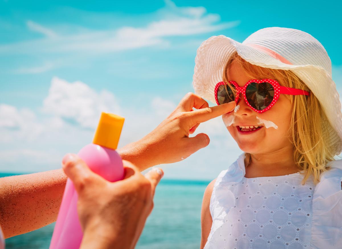 Crème solaire : pourquoi il est dangereux de réutiliser celle de l'année dernière