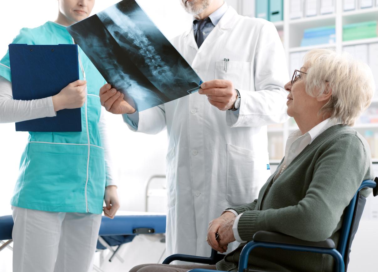 Traitement de l'ostéoporose : tout comprendre avec une rhumatologue