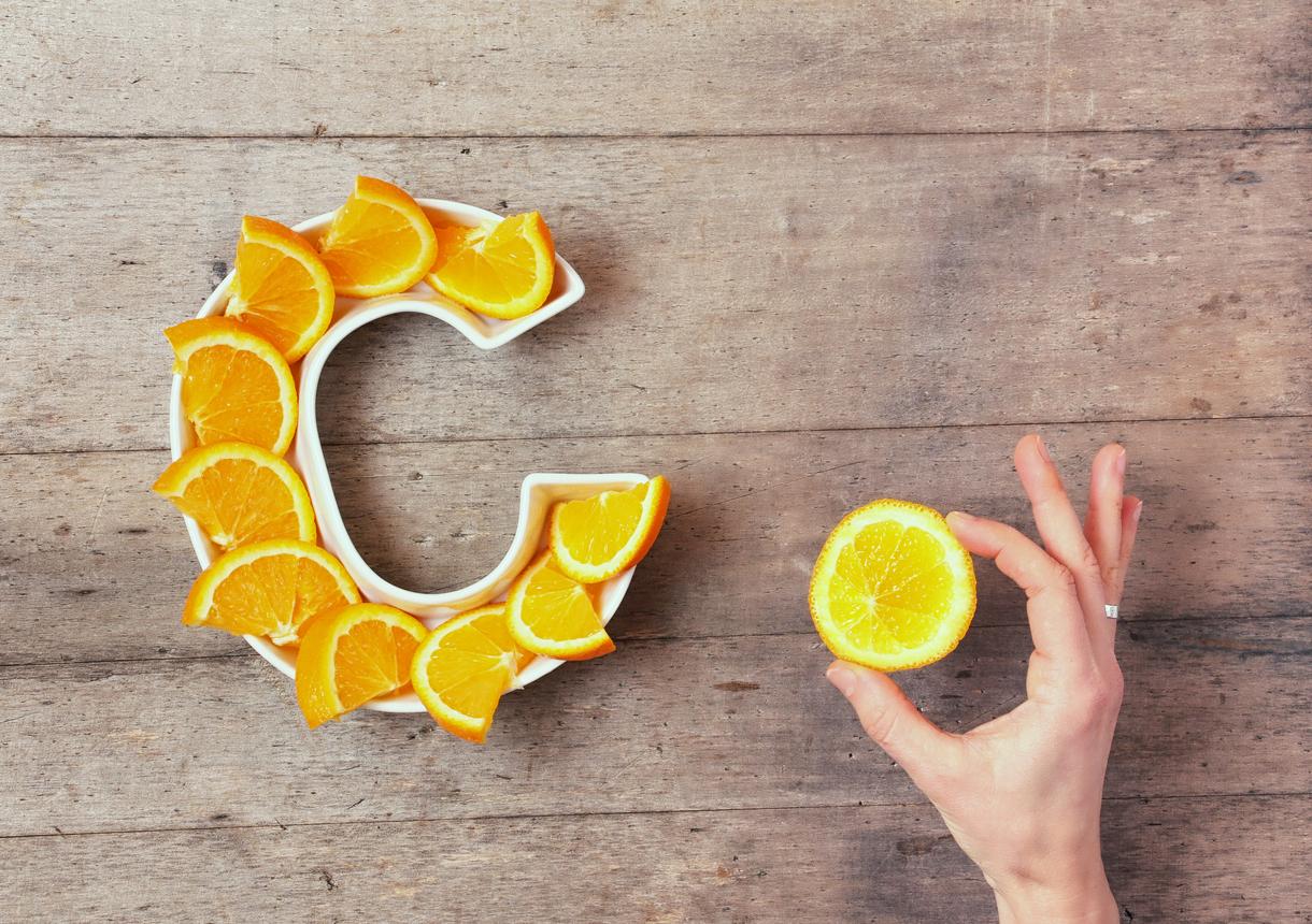 Comment la vitamine C aide à garder une peau jeune