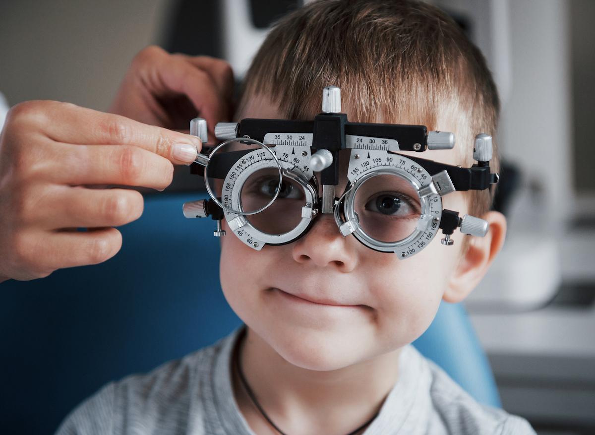 Porter des lunettes améliorerait les performances scolaires