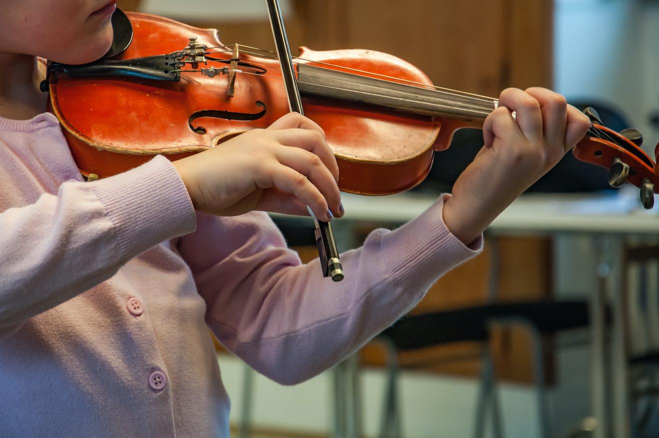 Elle joue du violon pendant son opération du cerveau pour guider les chirurgiens