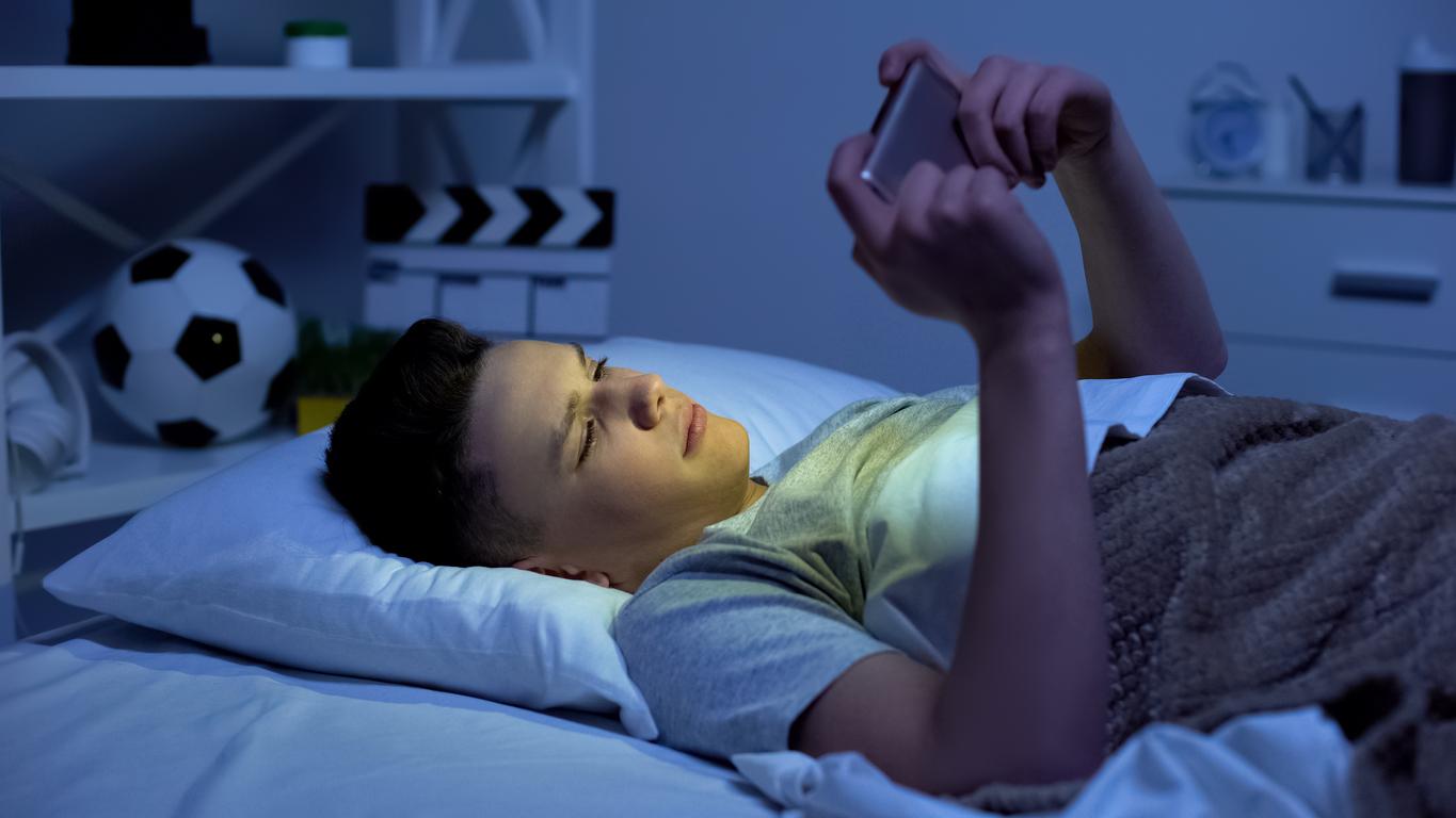 Puberté précoce : la lumière bleue des smartphones en cause ?