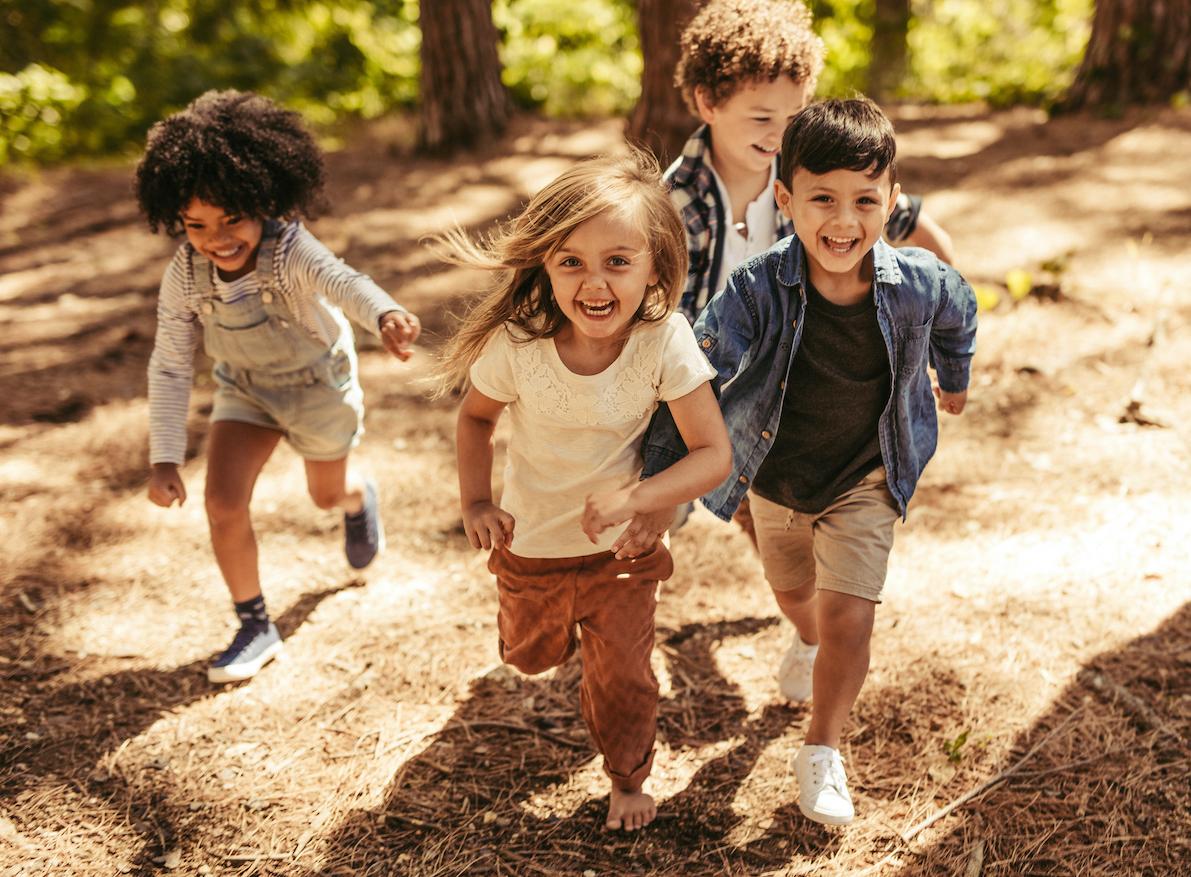 Laissez vos enfants jouer dehors, c'est bon pour leur microbiome ! 