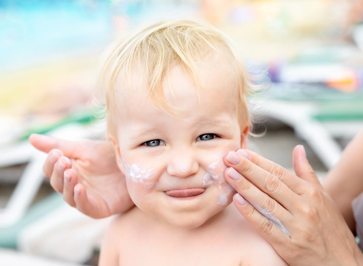 Des perturbateurs endocriniens allergènes dans les crèmes solaires pour enfants
