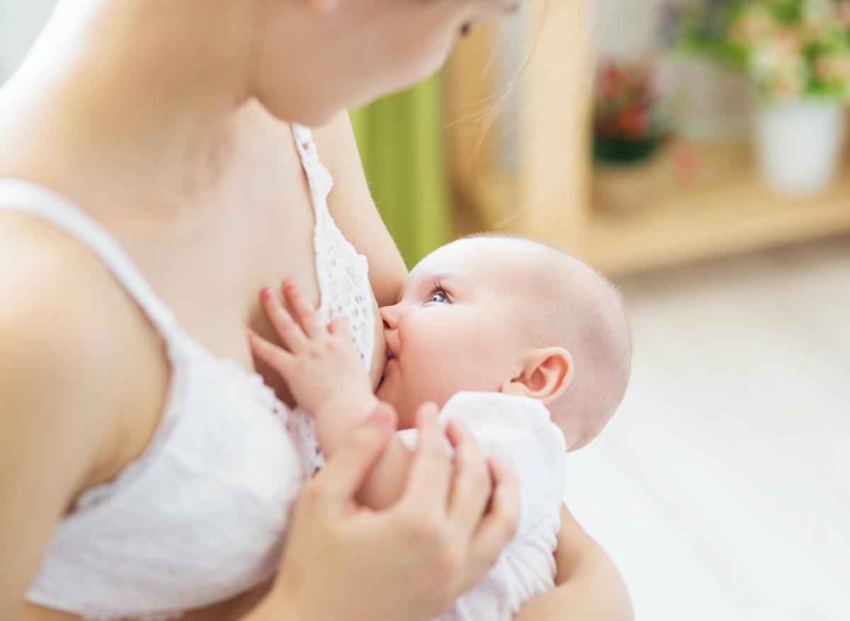 Lait maternel : l’alimentation de la mère influence la santé du bébé