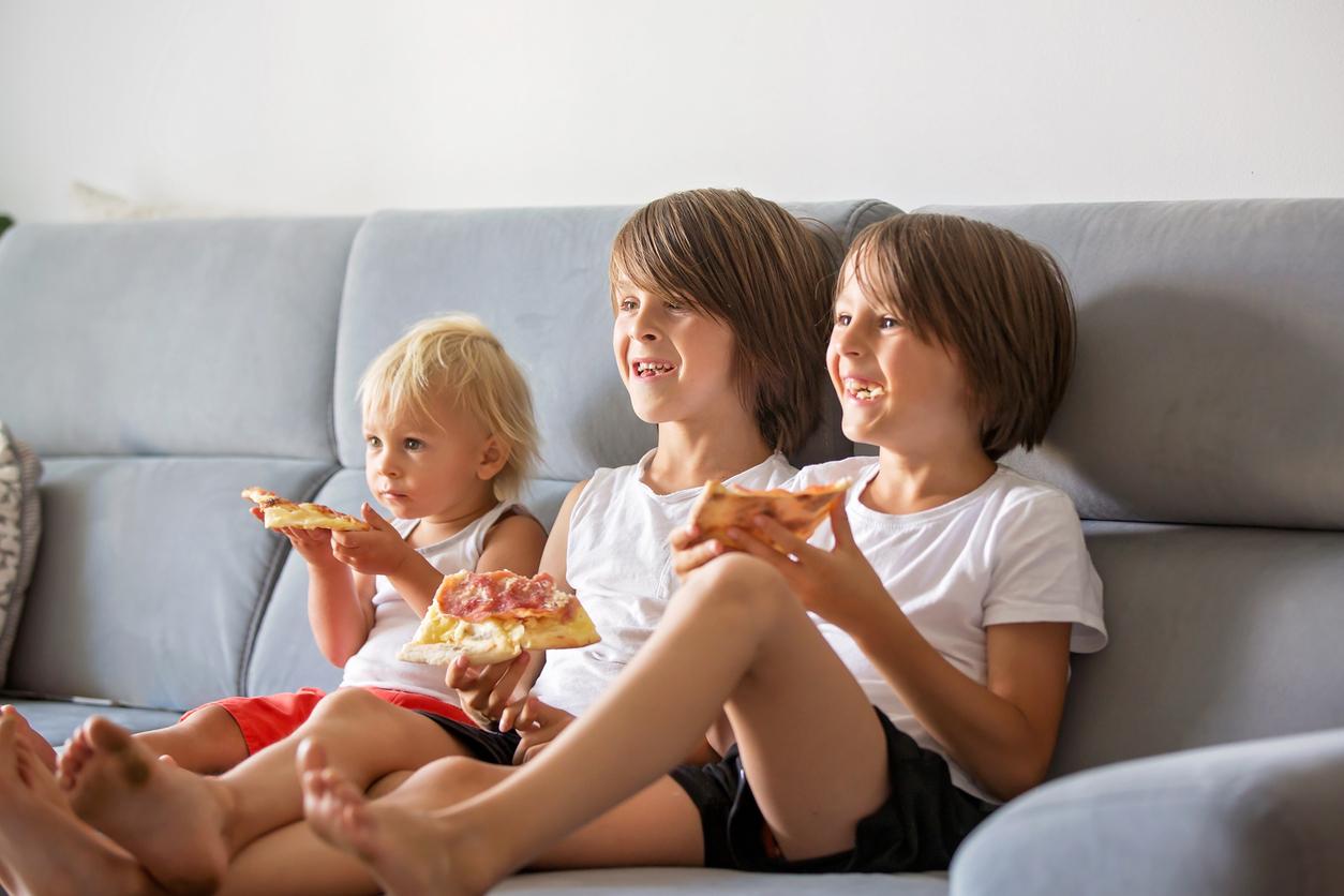 Avoir la télé allumée pendant les repas retarde les enfants